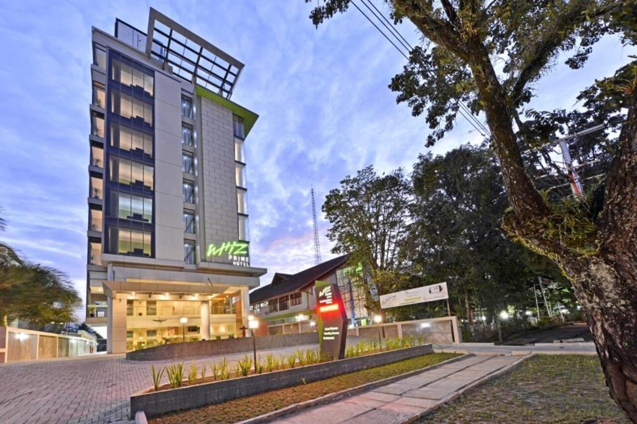Whiz Prime Hotel Khatib Sulaiman Padang Extérieur photo
