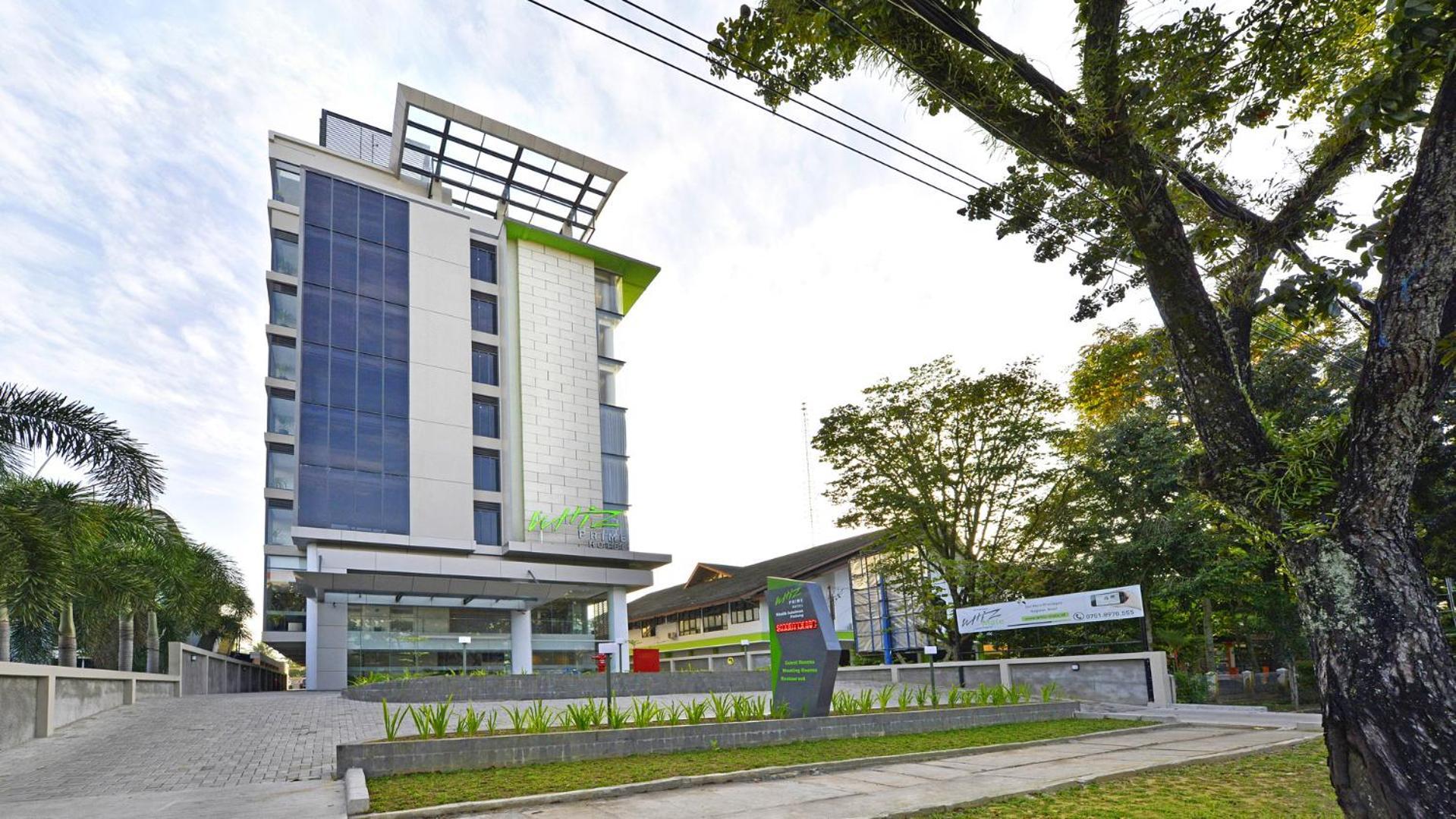 Whiz Prime Hotel Khatib Sulaiman Padang Extérieur photo