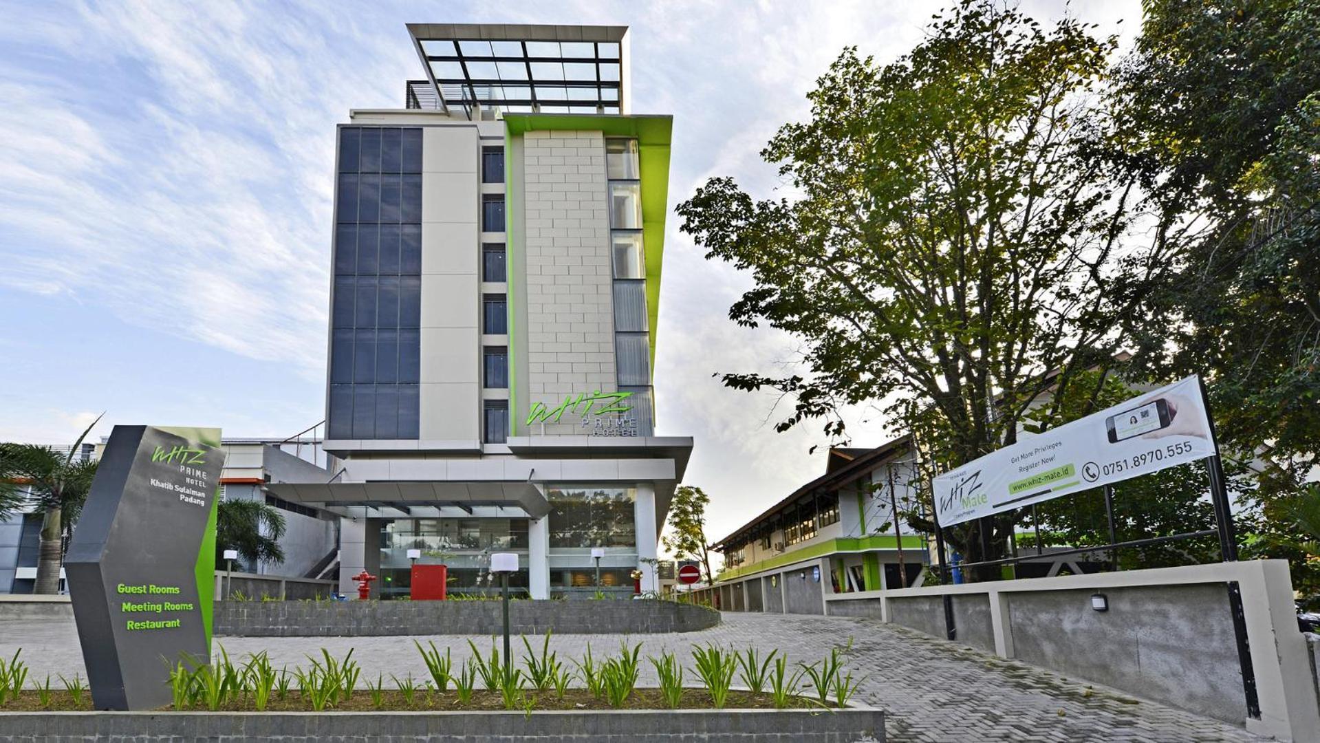Whiz Prime Hotel Khatib Sulaiman Padang Extérieur photo