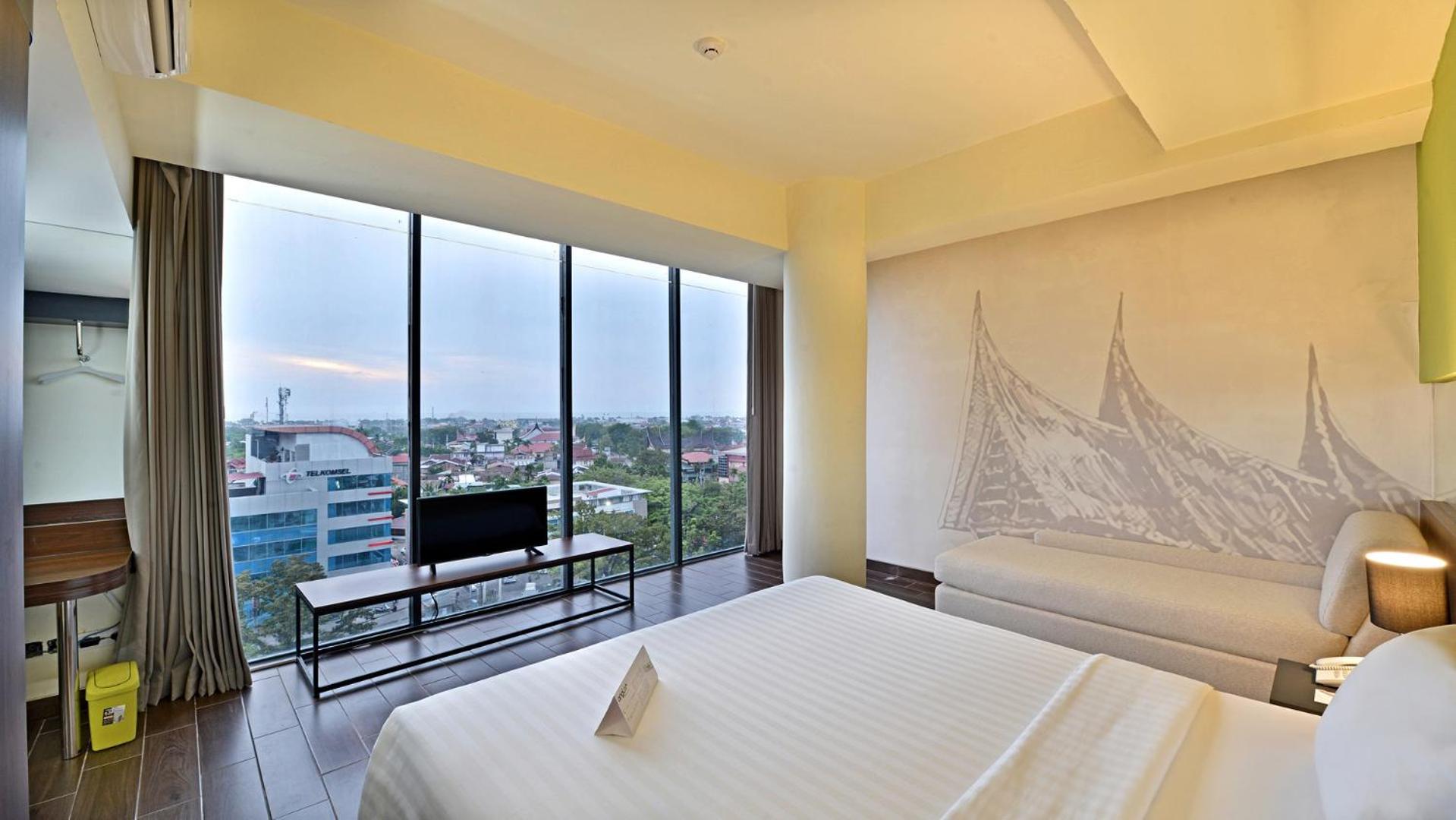 Whiz Prime Hotel Khatib Sulaiman Padang Extérieur photo