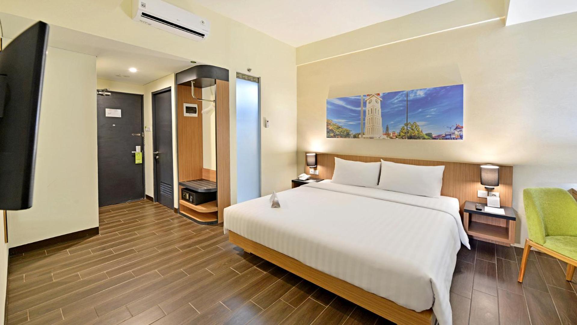 Whiz Prime Hotel Khatib Sulaiman Padang Extérieur photo