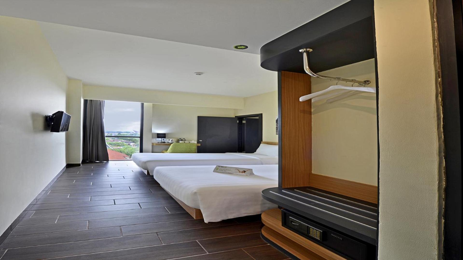 Whiz Prime Hotel Khatib Sulaiman Padang Extérieur photo