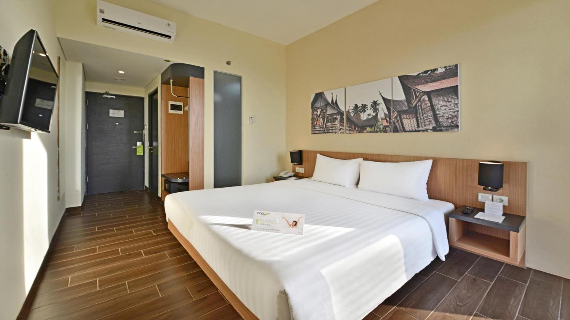 Whiz Prime Hotel Khatib Sulaiman Padang Extérieur photo