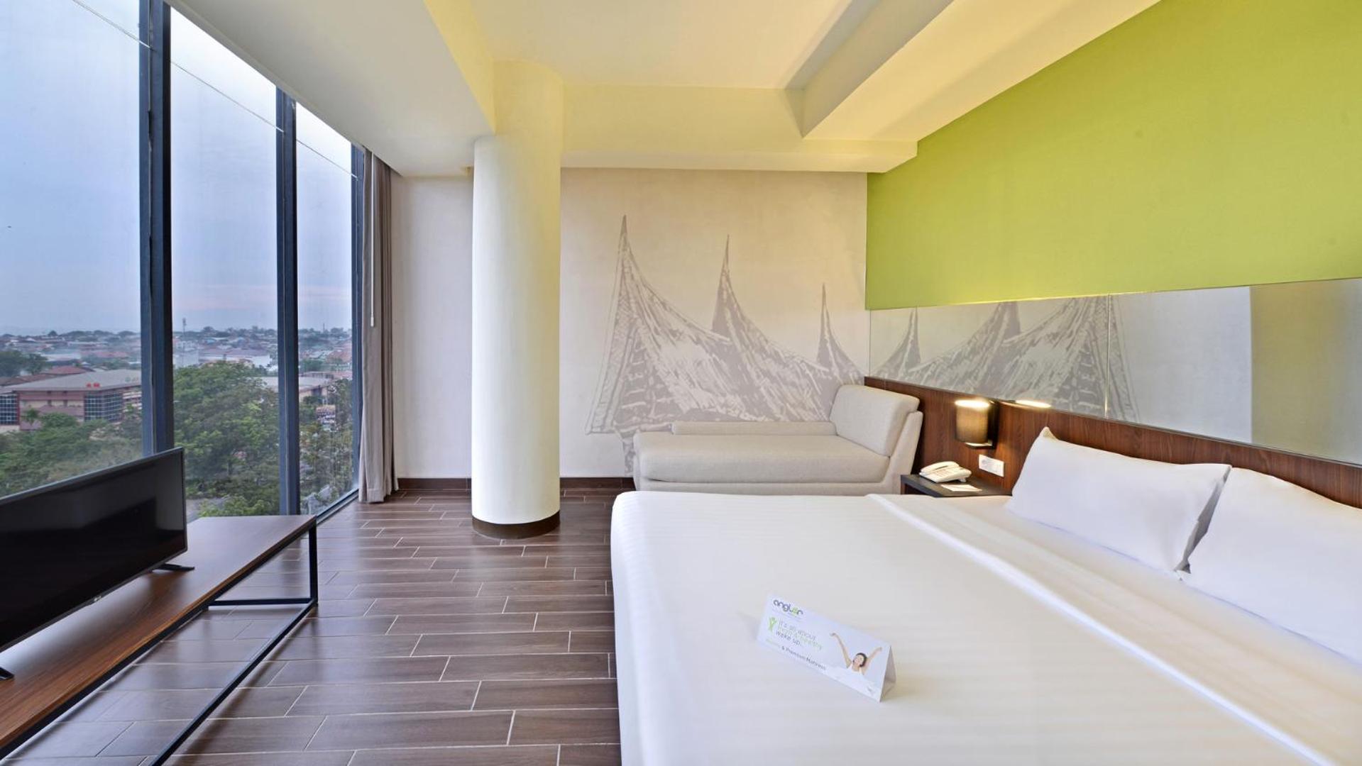 Whiz Prime Hotel Khatib Sulaiman Padang Extérieur photo