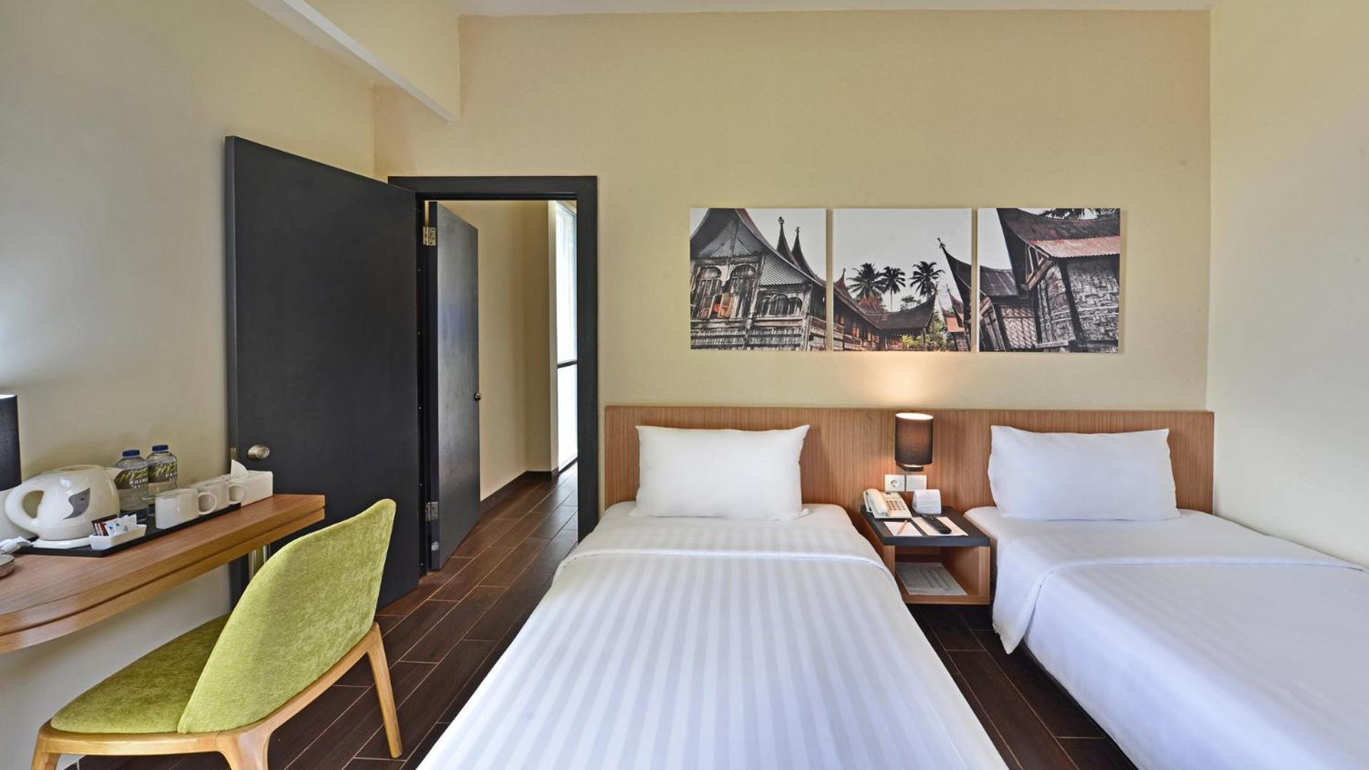 Whiz Prime Hotel Khatib Sulaiman Padang Extérieur photo