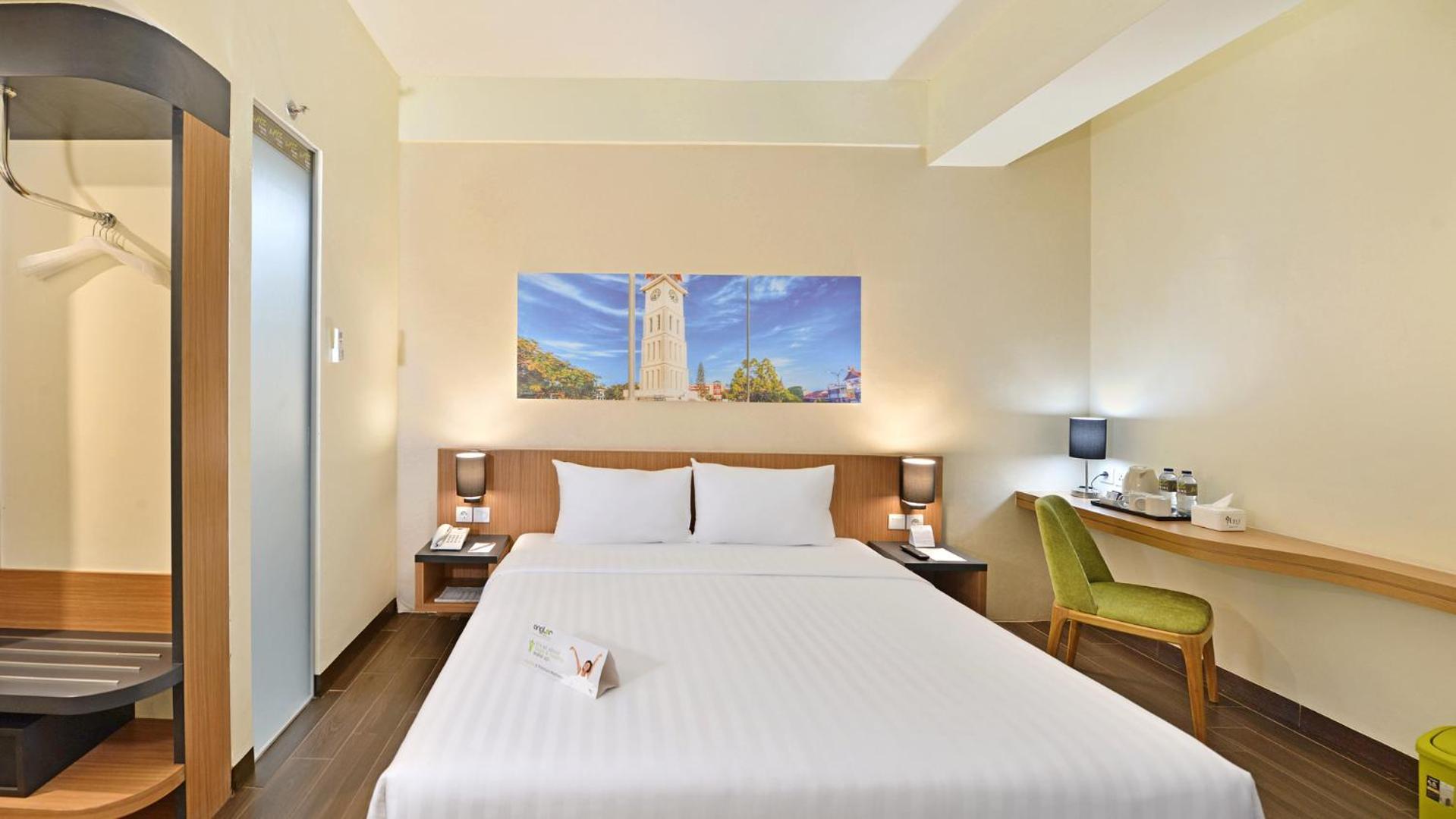 Whiz Prime Hotel Khatib Sulaiman Padang Extérieur photo