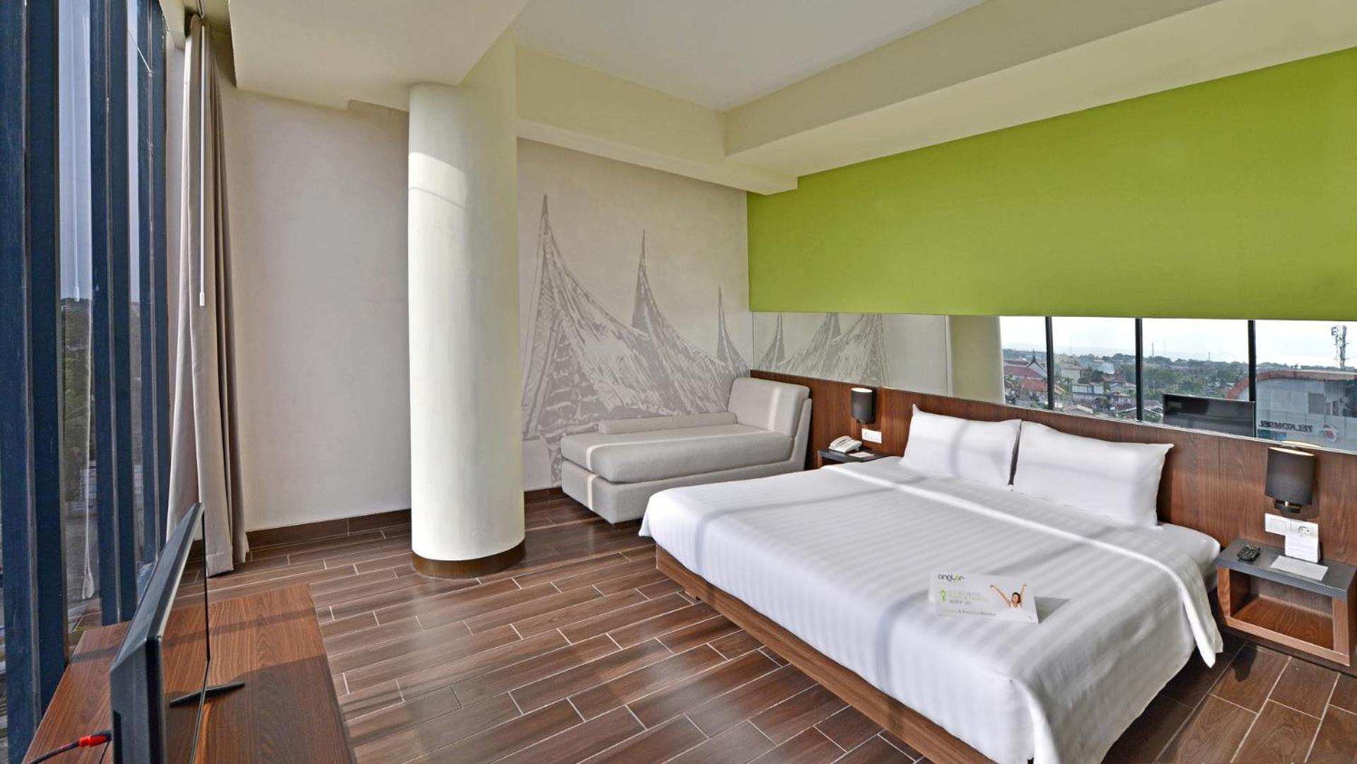 Whiz Prime Hotel Khatib Sulaiman Padang Extérieur photo