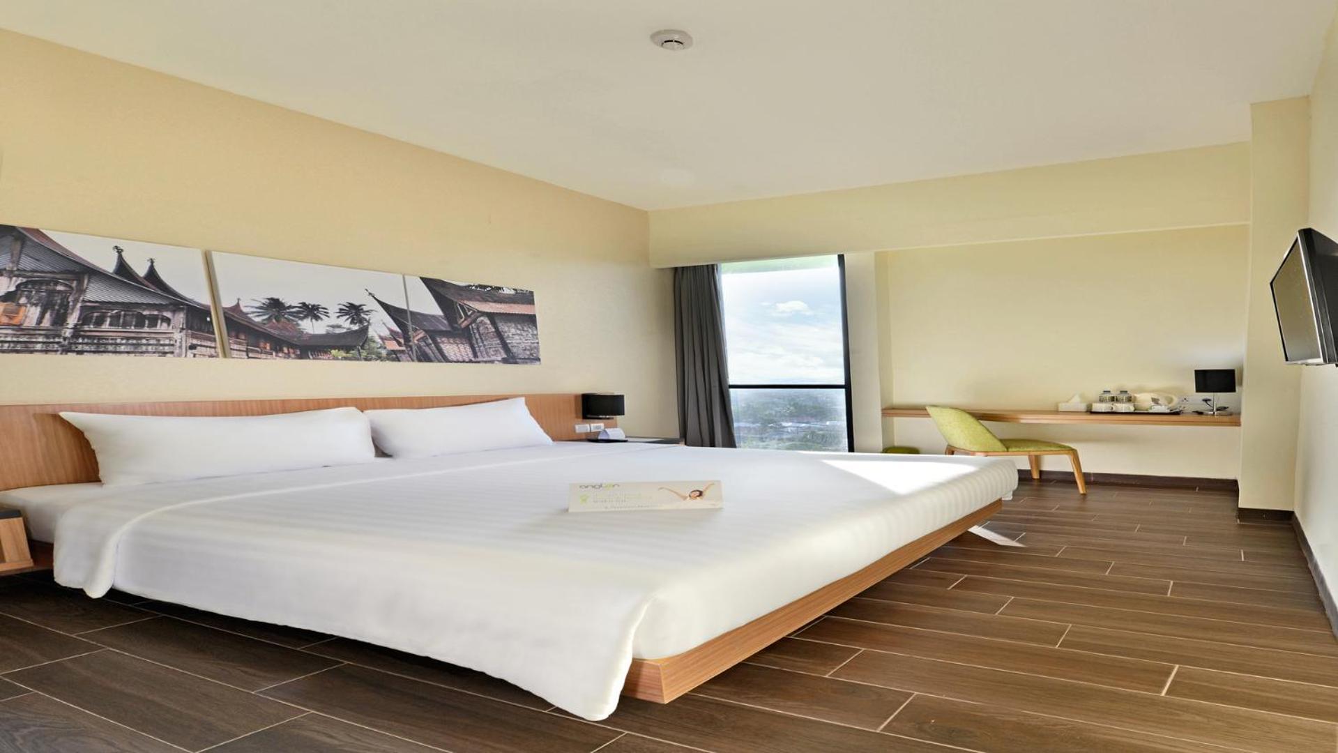 Whiz Prime Hotel Khatib Sulaiman Padang Extérieur photo