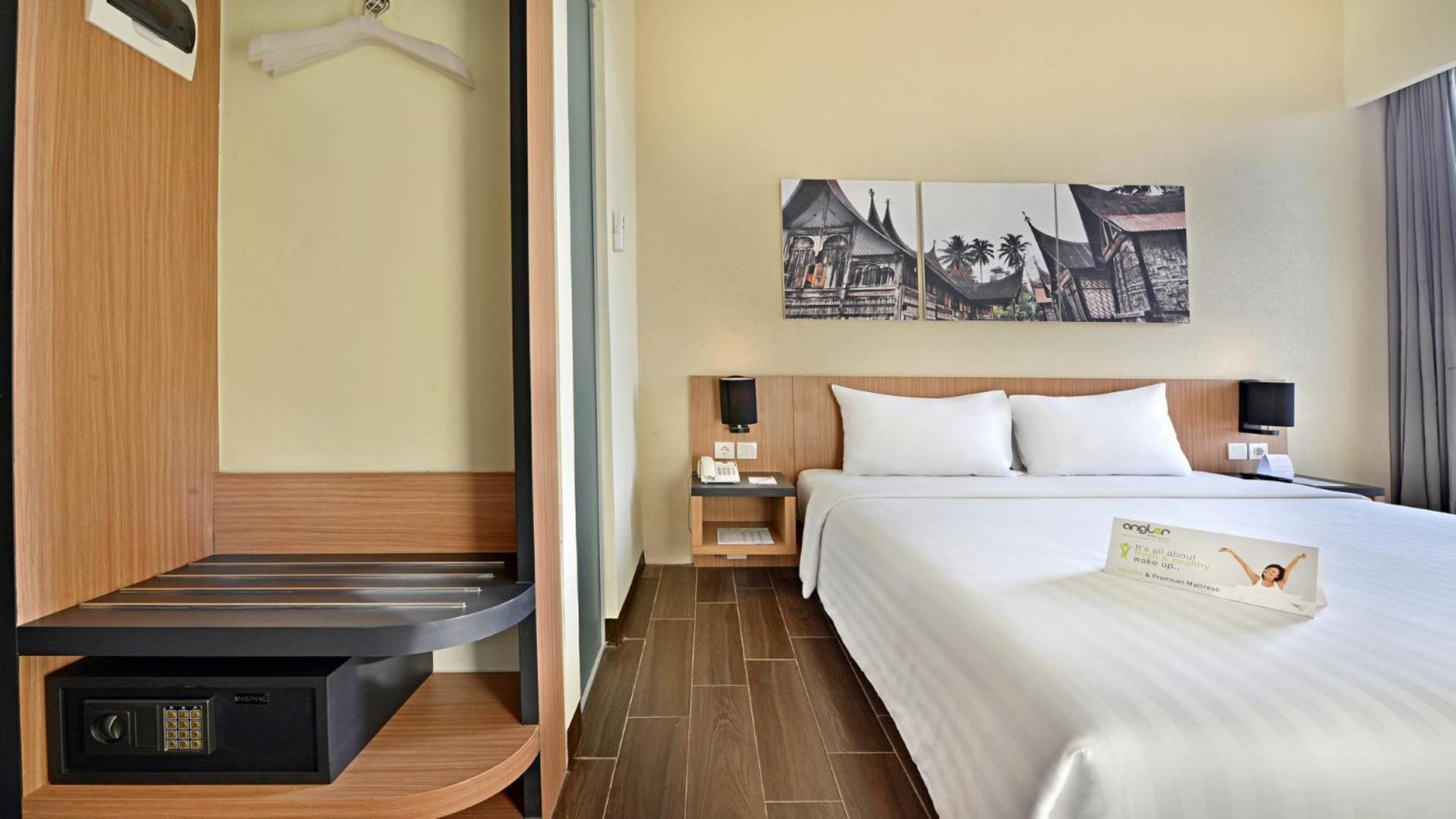 Whiz Prime Hotel Khatib Sulaiman Padang Extérieur photo
