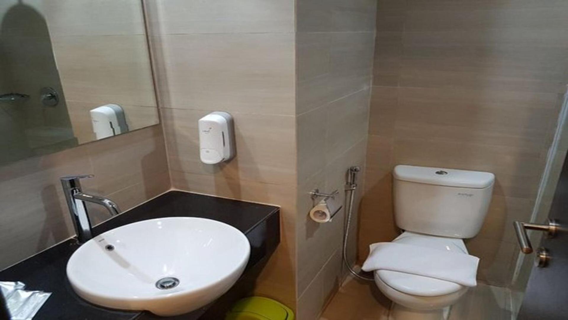 Whiz Prime Hotel Khatib Sulaiman Padang Extérieur photo